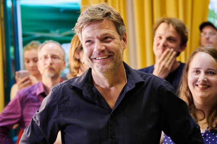 Robert Habeck (Bündnis 90/Die Grünen), Bundesvorsitzender, freut sich mit einen Parteikollegen über die ersten Ergebnisse der Landtagswahlen in Brandenburg und Sachsen.