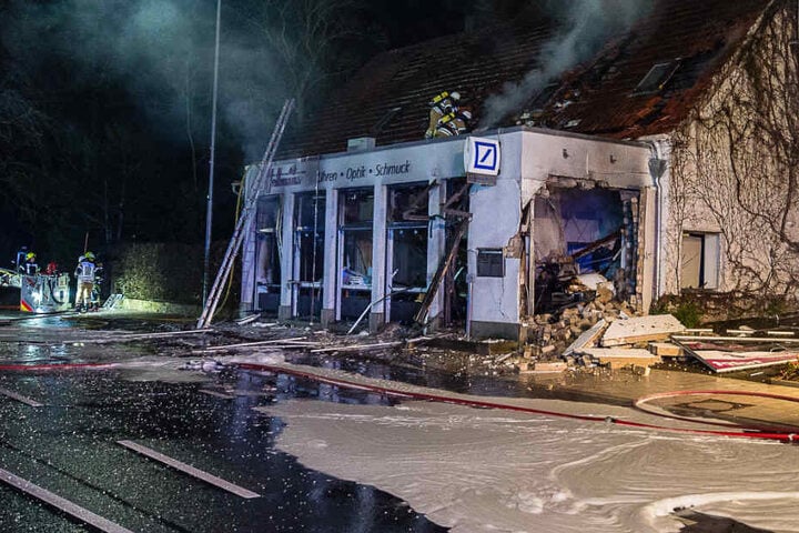 Die Explosion riss ein riesiges Loch in die Hauswand.