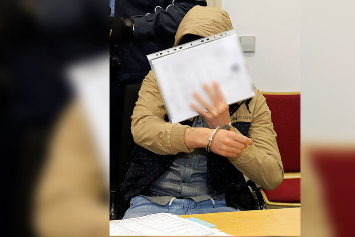 Gemeinsam mit Hamza C. (25) soll Fahri A. ein Ehepaar in seiner Wohnung mit einer Pistole bedroht und ausgeraubt haben.