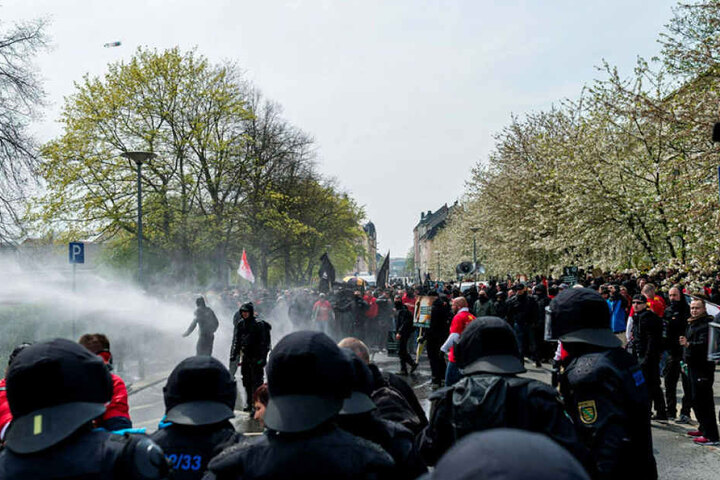 2016 eskalierten Gegenproteste in Plauen, die Polizei hatte alle Hände voll zu tun.
