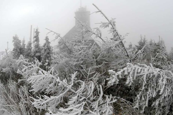 Schnee auf dem Fichtelberg in Sachsen.