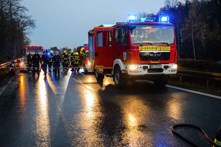 Die Bundesstraße musste für die Bergungsarbeiten voll gesperrt werden.