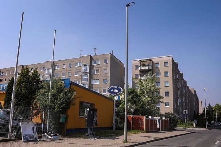 Der Zigarettenautomat steht direkt neben einer Werkstatt, der ebenfalls ein Sachschaden entstand.