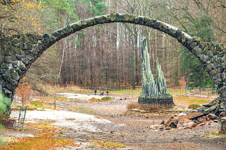 Ungewöhnlicher Anblick: Das Ensemble aus Rakotzbrücke, Grotte (rechts) und Orgel liegt während der Sanierung auf dem Trockenen.