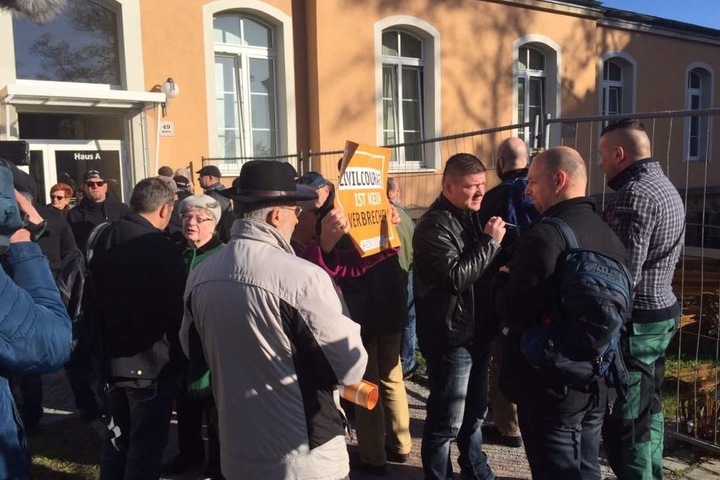 Reger Andrang vor dem Gerichtssaal.