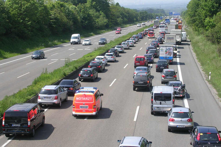 Der Notarztwagen konnte zum Glück ungehindert durch die Rettungsgasse fahren.