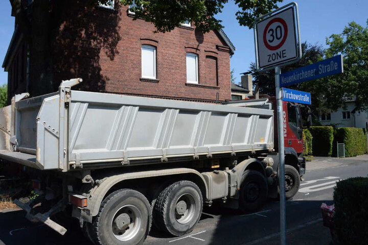 An dieser Kreuzung erfasste der Laster die Radfahrerin