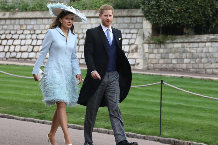 Lady Sophie Windsor (l), Schwägerin der Braut, und Prinz Harry, Herzog von Sussex, auf dem Weg zur Hochzeit von Lady Gabriella Windsor.