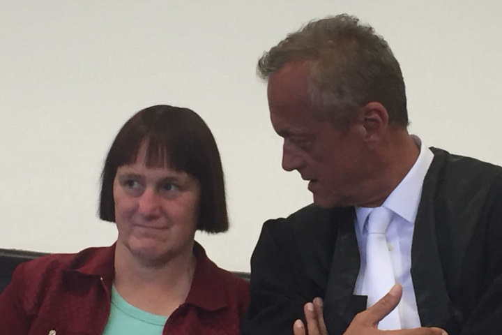 Angelika W. schaute sich vor Prozessbeginn im Gerichtssaal um.
