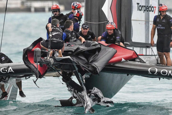 Ein Teil der Crew stürzte dabei ins Meer.