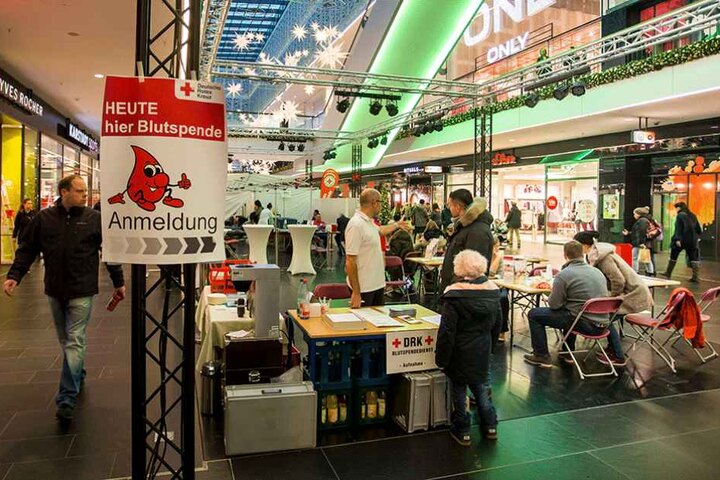 Im Erdgeschoss der Dresdner Centrum-Galerie können Sie bis Sonnabend Blut spenden.