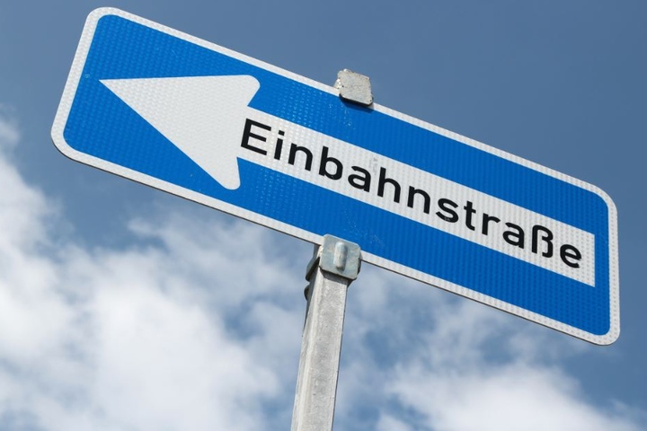 Seit August ist die Straße wegen Arbeiten an der Fahrbahn nur in eine Richtung befahrbar. (Symbolbild)