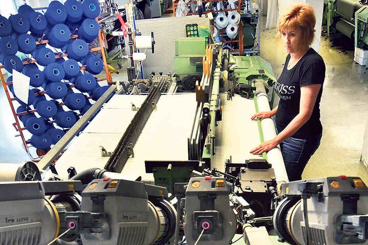 Silberkleidung gibt es in allen Farben. Hier die Mitarbeiterin Annett Ahner
(50) in der Produktion von Spengler & Fürst.