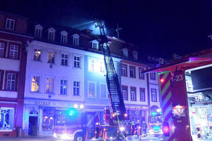 Die Feuerwehr beim Löschen des Brandes in dem Haus in der Altstadt.