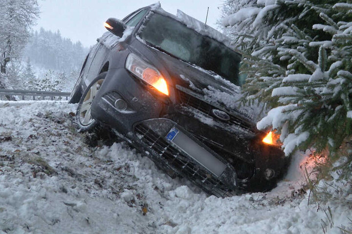 Bei Oberwiesenthal landete ein Ford im Straßengraben.