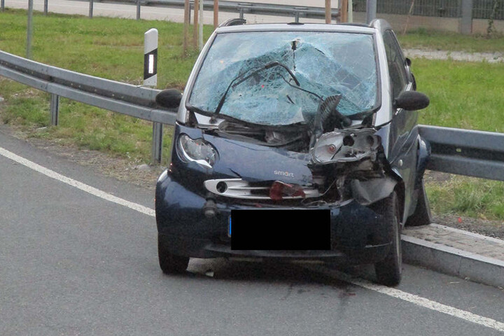 Der Smart wurde durch den Unfall schwer beschädigt.
