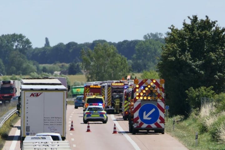 Die Polizei leitet den Verkehr einspurig an der Unfallstelle vorbei.