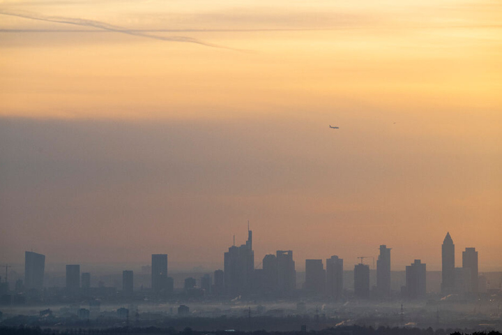 Neblig-trüb wie hier vor der Skyline von Frankfurt beginnt das neue Jahr.