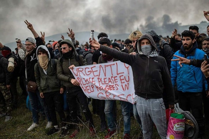Protestierende Migranten halten ein Banner mit der Aufschrift "Schnell, Bitte, Bitte EU, helft den Migranten in Griechenland".