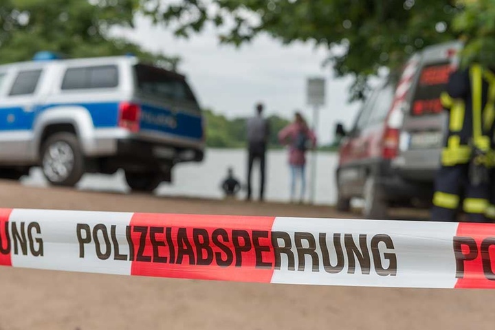 Bereits Ende der vergangenen Woche suchten Rettungskräfte am Dippelsdorfer Teich nach einem Mann, nach zwei Tagen wurde seine Leiche gefunden.