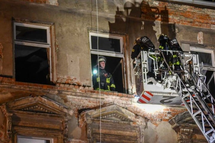 Weil ein Anwohner das Feuer rechtzeitig bemerkt hatte, konnte das Haus evakuiert werden, noch bevor die Polizei eintraf.