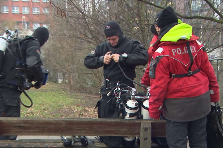 Die Polizei sucht mit Tauchern nach dem Vermissten.