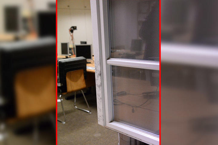 Durch dieses Fenster drangen die Vandalen vermutlich in die Schule ein.