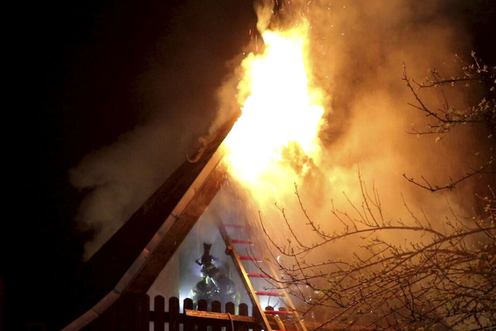 Als die Feuerwehr eintraf, schlugen die Flammen bereits aus dem Dach.
