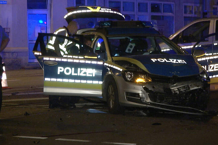 Wie es zu dem Crash mit dem Streifenwagen kam, ist noch unklar.