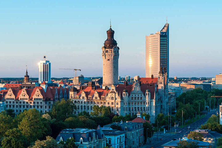 Das Neue Rathaus am Rande des Zentrums. Im Hintergrund: Der Uni-Riese.