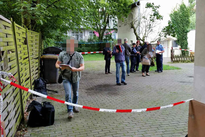 Die Mordkommission inspiziert den Innenhof. Dort wurde der schwer verletzte Mann gefunden.