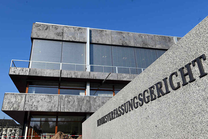 Die NPD und Der III. Weg sind vor dem Bundesverfassungsgericht in Karlsruhe mit Eilanträgen gegen die Entfernung von Wahlplakaten gescheitert.