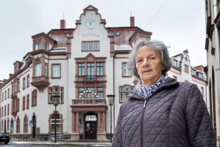Aufgrund der Fusion mussten die bisherigen Orts-Chefs ihre Ämter niederlegen. Bis ein neuer OB gewählt ist, springt die Auer Stadträtin Heide-Marie Bamler (77, Linke) in die Bresche.