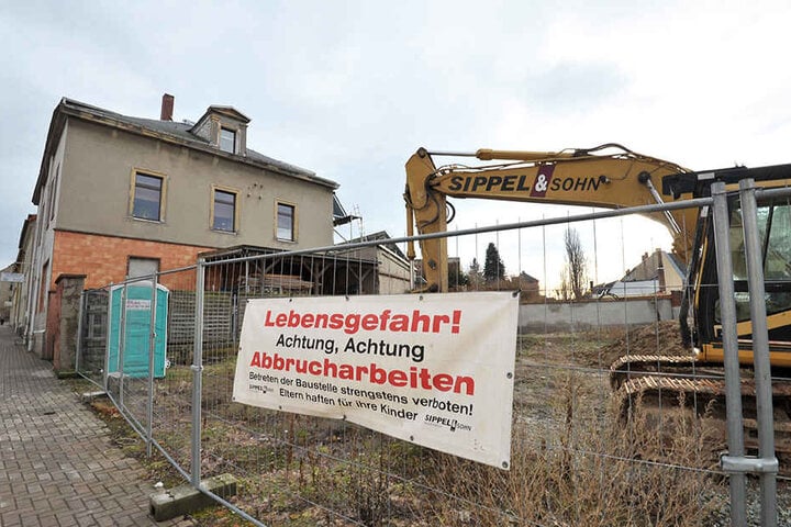 In Frankenberg ist der Abriss des ruinösen Wohngebäudekomplexes an der Altenhainer Straße noch im Gange. "Im alten Laden im Erdgeschoss hing noch ein Plakat zur 800-Jahr-Feier der Stadt.
