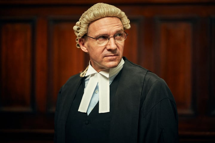Anwalt Ben Emmerson (Ralph Fiennes) verteidigte Katherine Gun.
