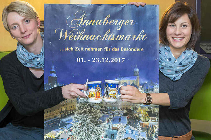 Nicole Otto (38,
l.) und Alexandra
Grunt (35) zeigen
die neuen
Glühweintassen
mit Motiven des
Krippenweges.