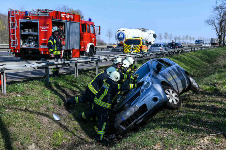 Die anrückenden Einsatzkräfte drehten den Wagen aus dem Graben.