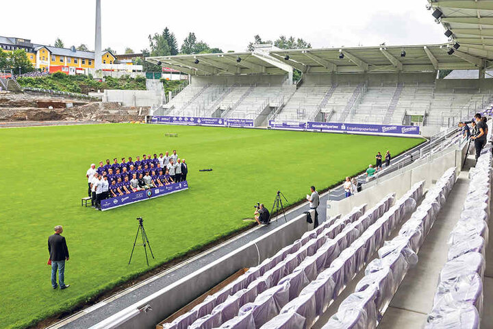 Am Montag posierte die Mannschaft vor der neuen Haupttribüne. Das offizielle
Teamfoto wurde geschossen.