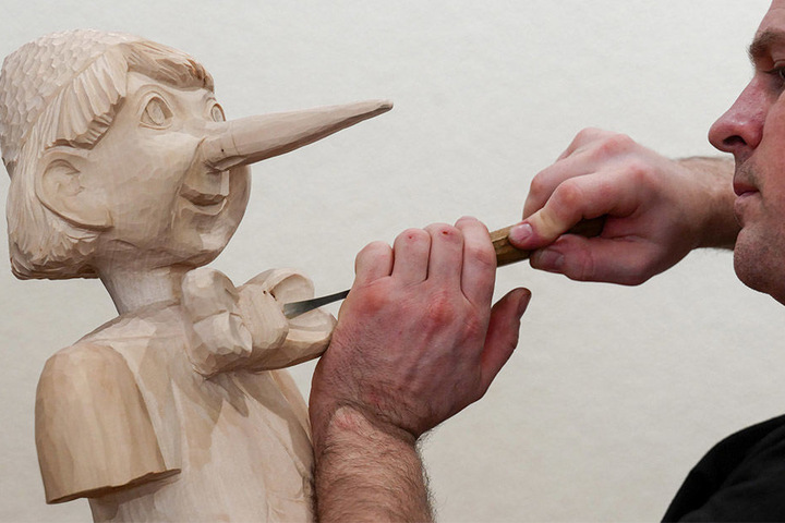 Die Figur des Pinocchio von Michael Rössel-Rothe war bei den 25. Schnitzertage der Hingucker schlechthin.