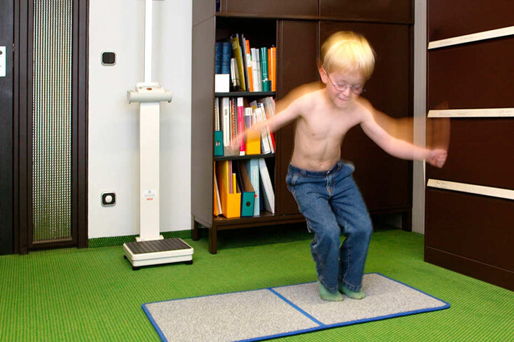 Auch die Beweglichkeit der Kinder wird bei der Einschulungsuntersuchung getestet.