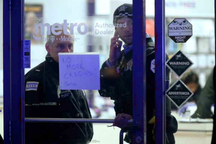 Zwei Polizisten stehen in einem Handy-Geschäft in der Nähe des Tatorts in Chicago.