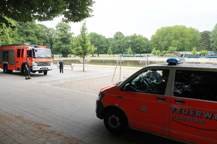 Feuerwehrfahrzeuge stehen am Planschbecken im Stadtpark.