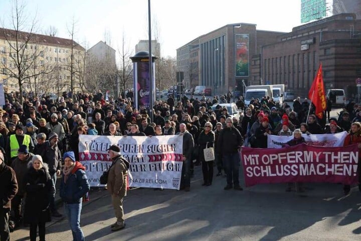 Vor dem Kraftwerk Mitte sind gerade Demonstranten des alternativen Täterspuren-Mahngangs unterwegs.