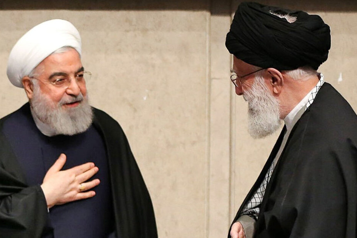 Hassan Rouhani, Präsident des Iran (l.) und Ajatollah Ali Chamenei (r.), Religionsführer des Iran.