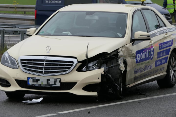 Dabei wurden drei Personen verletzt.