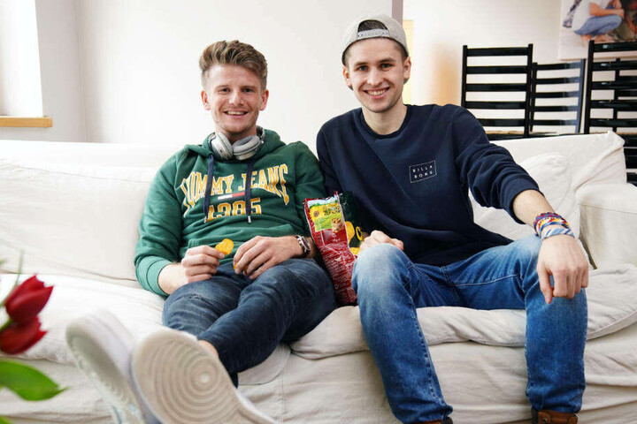 Lukas (li.) und Taylor machen sich schon mal im Gemeinschafts-Wohnzimmer locker.
