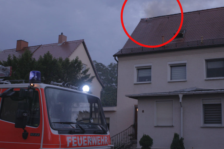 Eine kleine Flamme auf dem Dach ist erkennbar: Den relativ kleinen Brand konnten die Kameraden der Feuerwehr recht schnell löschen.