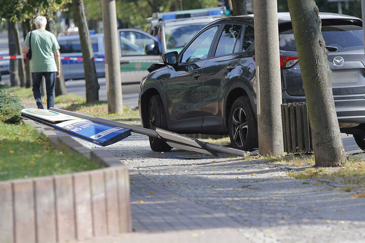 Erst an einem Baum blieb der Mazda SUV mit seinem betrunkenen Fahrer stehen. Neben ihm liegt das herausgerissene Haltestellenschild.