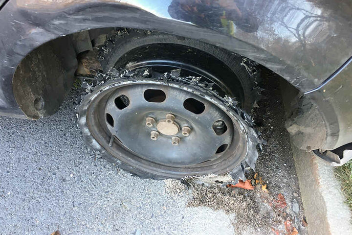Den Beamten gelang es, einen sogenannten "Stop-Stick" vor das flüchtende Fahrzeug zu legen.