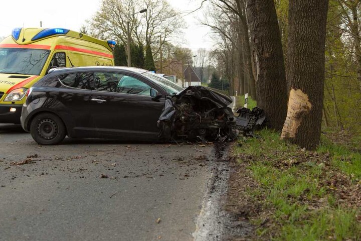 Die Fahrerin kam verletzt ins Krankenhaus.